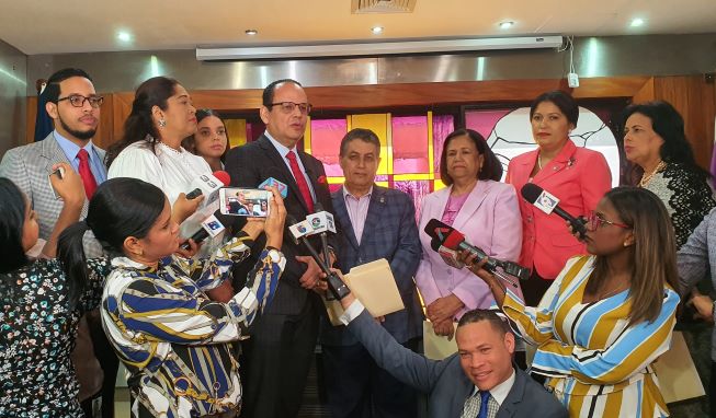 FJT presenta a diputados propuesta para criminalizar el feminicidio imagen