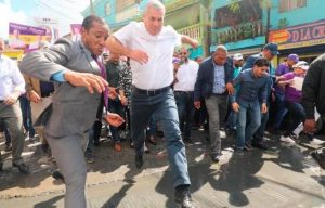 Gonzalo inicia campaña política en sectores populares de la capital