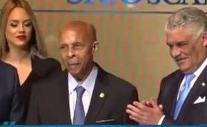 Otorgan a oftalmólogo residente en España el Premio Óscar de la Renta