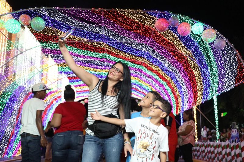 Gran afluencia de visitantes a Casita de Santa y árbol Navidad en Alcaldía imagen