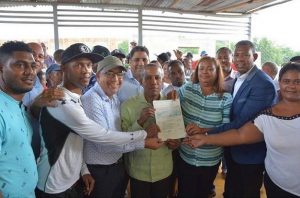 FEDA entrega cheque por RD$15 MM a porcicultores de Cienfuegos