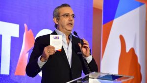 Luis Abinader atribuye aumento de feminicidios a debilidad de justicia