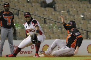Toros derrotan a los Leones y asumen primer lugar beisbol de RD