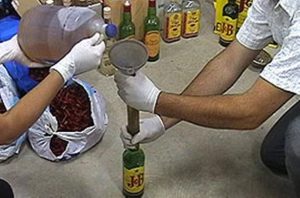 SDE: Detienen miembros de red comercializaba alcohol adulterado