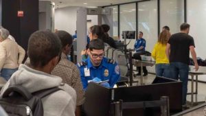 Detienen hombre trató de pasar seguridad aeropuerto con un arma cargada