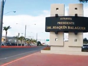 Bloquean vía Joaquín Balaguer en demanda asfaltado calles Los Solares