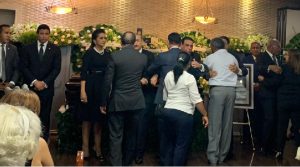 Multitud va a la funeraria a velatorio; muchos mensajes de condolencia Multitud va a la funeraria a velatorio; muchos mensajes de condolencia