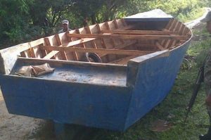 AZUA: Armada descubre 4 yolas destinadas al tráfico de personas