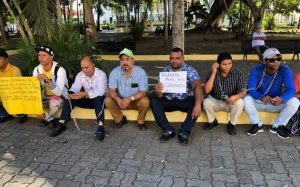 Encadenados en el parque Duarte reclaman arreglo calles de Cienfuegos