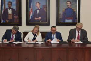 MINERD firma acuerdo para fortalecer la enseñanza del inglés MINERD firma acuerdo para fortalecer la enseñanza del inglés