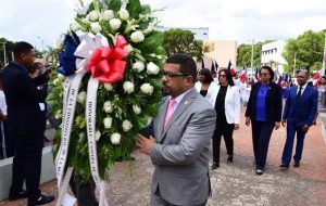 SAN CRISTOBAL: Diputados depositan ofrenda floral por día de la Constitución