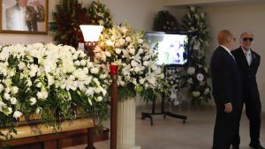 Admiradores acuden velatorio de Walter Mercado en Puerto Rico