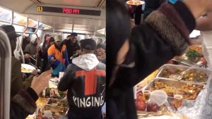 Pasajeros realizan cena Acción de Gracias en el subway de N. York