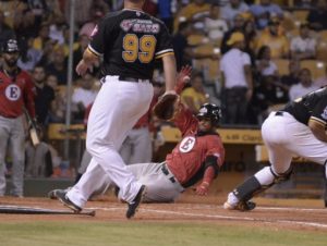 Gigantes se estrenan ante Toros; Escogido y Licey también triunfan Gigantes se estrenan ante Toros; Escogido y Licey también triunfan