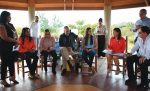 Embajadora EE.UU. visita instituciones y se reúne con jóvenes emprendedores