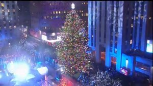 Cortan el árbol de Navidad del Rockefeller Center en Nueva York