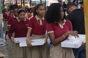 NAGUA: MINERD entrega 5,558 computadoras a estudiantes