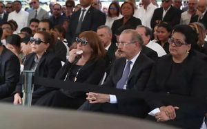 Danilo Medina acude al velorio del hermano de Simón y Cristina Lizardo