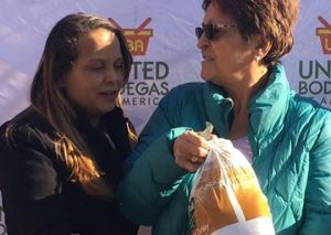 Familia de Miguel Melenciano obsequia decenas de pavos