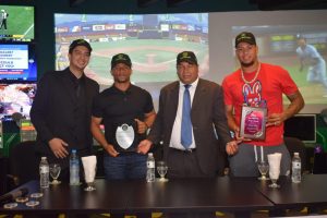 Mega Pelotero reconoce a jugadores Frankie Montás y Francisco Mejía