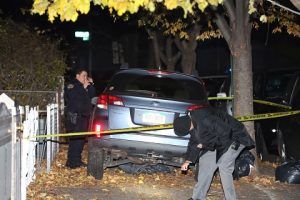Adolescente roba vehículo con dos niños y se estrella contra árbol