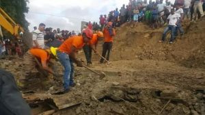 Muere hombre aplastado por una pared que se derrumbó por lluvia