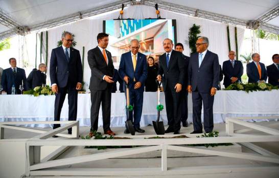 Danilo Medina inicia nuevas obras en Hospital Metropolitano de Santiago imagen