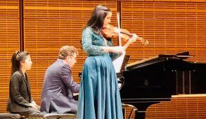 NUEVA YORK: Violinista Aisha Syed vuelve a brillar en el Carnegie Hall