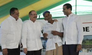 MONTE PLATA: Presidente Medina entrega 870 tÃtulos a campesinos MONTE PLATA: Presidente Medina entrega 870 tÃtulos a campesinos