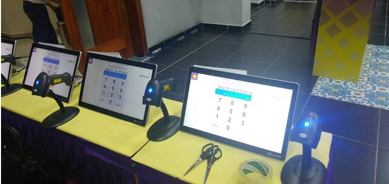 La JCE presentó lector de huellas dactilares para voto automatizado imagen