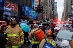 Mujer muere al caerle escombros fachada edificio en Times Square