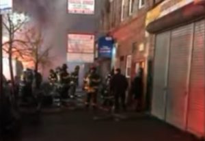 Una persona muerta y otras siete heridas deja incendio en Brooklyn Una persona muerta y otras siete heridas deja incendio en Brooklyn