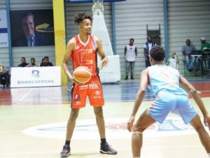 Centro y Savica triunfan en basket superior de Higüey