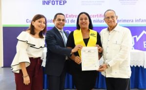 Entregan primeras 86 certificaciones a cuidadores infantes Santo Domingo   