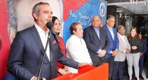 Abinader resalta labor periodistas en transmitir aportes de políticos 