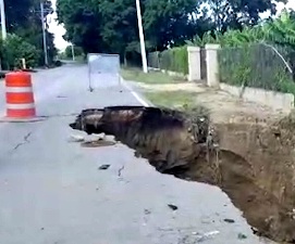 Lluvias ocasionan derrumbe tramo de la carretera Hatillo en La Canela imagen
