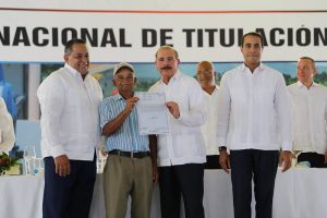 Danilo Medina entregó este viernes 759 títulos de propiedad en Nagua