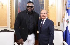 Expelotero David Ortiz visita al presidente Medina en el Palacio