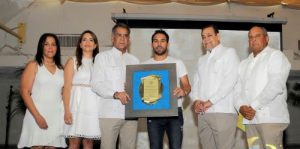 Club Naco reconoce trayectoria del extenista Víctor Estrella