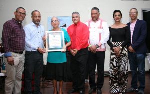 El SNTP Santiago reconoce a miembros durante fiesta navideña