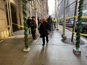 Policía cierra vías por caída hielo desde edificios en el bajo Manhattan