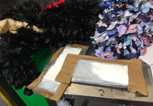 Decomisan dos láminas de cocaína en una empresa de envíos del AILA