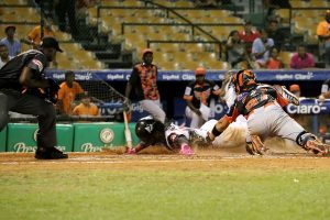 Licey apalea a las Aguilas y domina round robin; Leones vencen Toros
