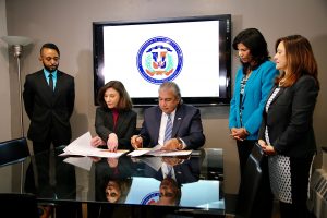 Cónsul RD firma acuerdo para capacitar dominicanos en NY Cónsul RD firma acuerdo para capacitar dominicanos en NY