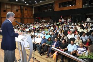 Fernández instruye preparar planes contra congestión tránsito y basura