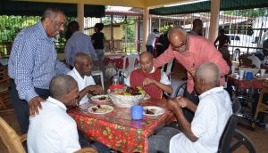 SPM: Lotería ofrece almuerzo y dona artículos a un centro de ancianos