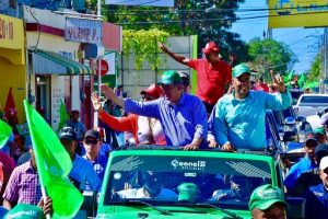 Leonel y Rodríguez Pimentel encabezan caravana en Montecristi