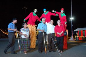 Dominicanos y extranjeros admiran esplendor del Palacio en Navidad Dominicanos y extranjeros admiran esplendor del Palacio en Navidad