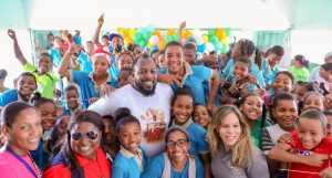 Vladimir Guerrero entrega útiles escolares niños de Nizao