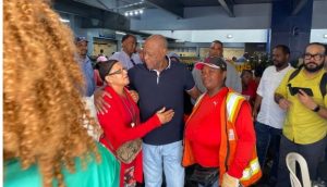 Johnny Ventura visita el Mercado de Villa Consuelo